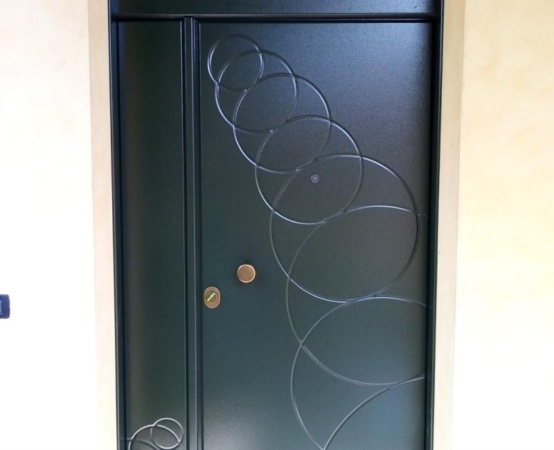 Porta con decorazioni pantografate